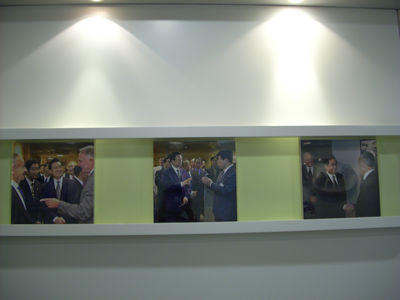 intel公司大厅展示着胡主席访问intel的照片
